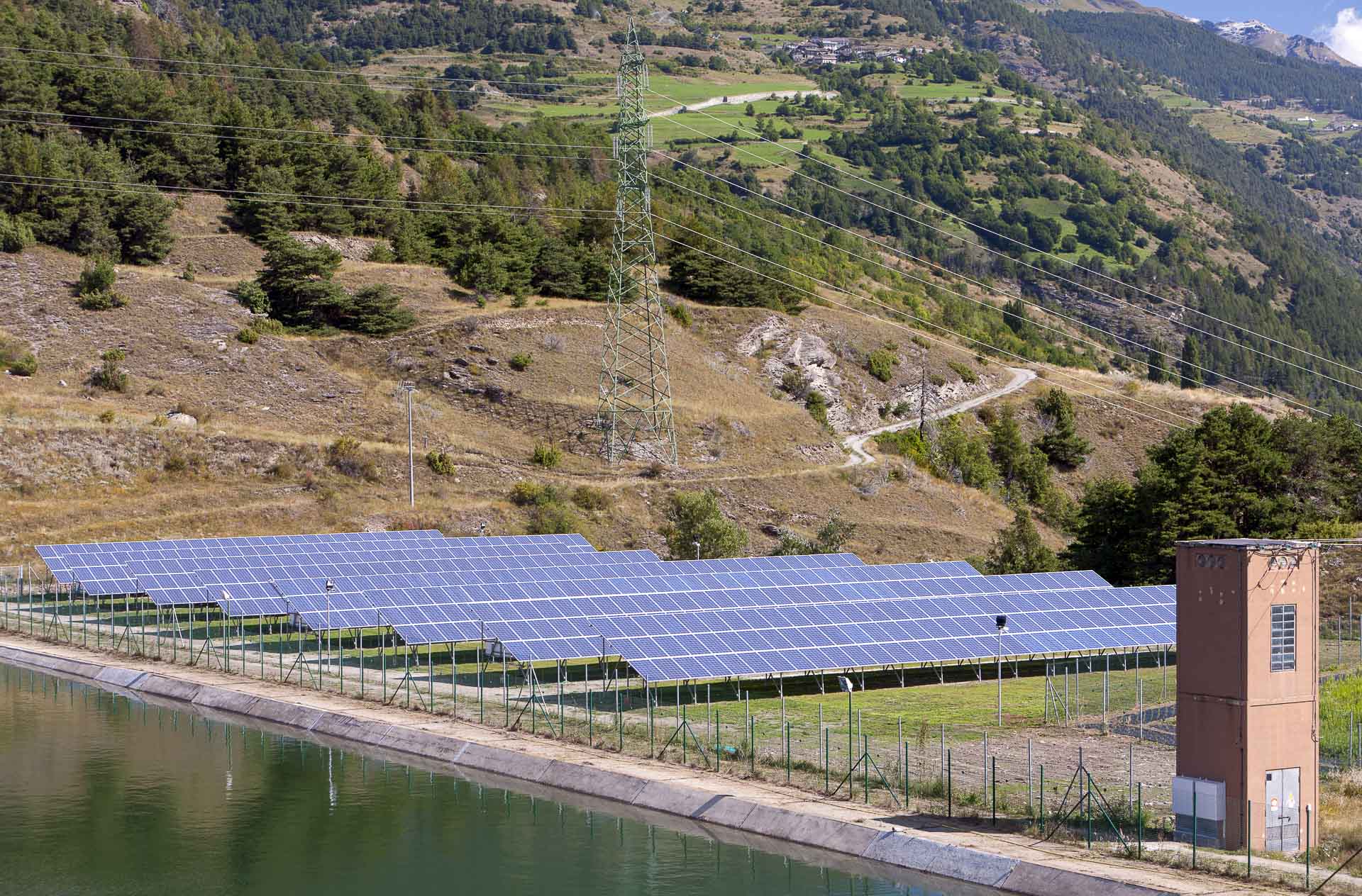 Impianto produzione energie fotovoltaica rinnovabile CVA Quart La tour